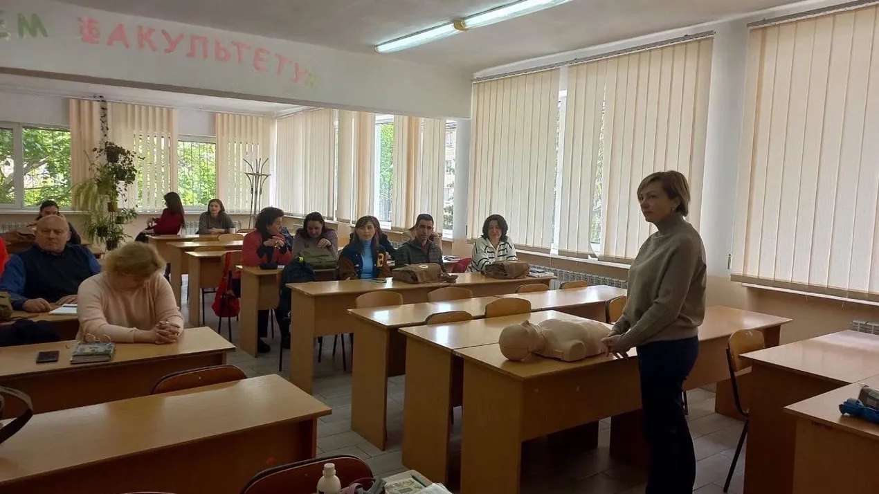 На кафедрі фізичної реабілітації , ерготерапіі та домедичноі допомоги ЧНУ 08-10.05.23р. доц. Логуш Л.Г. проводила навчання особового складу санітарних постів університету згідно наказу ректора 161 від 01.05.2023 та вимог Кодексу цивільного захисту України