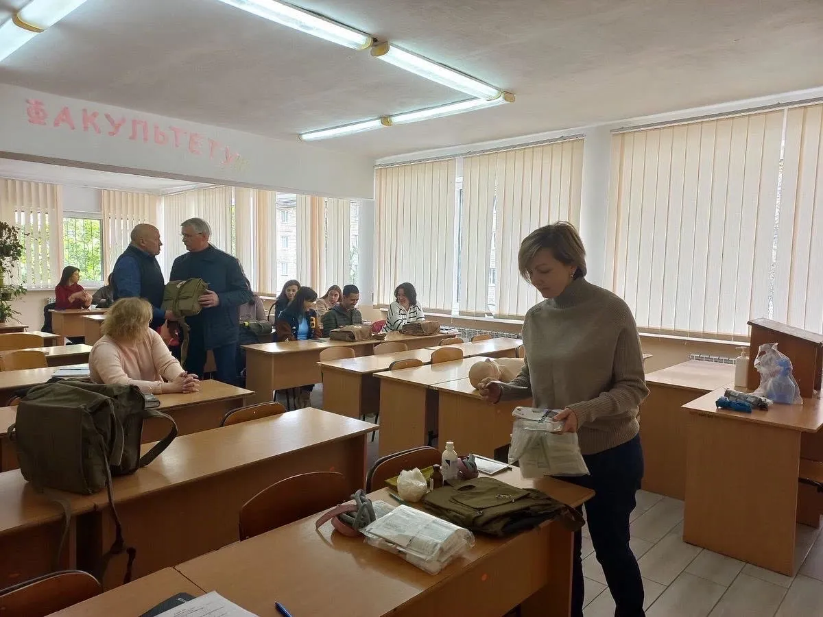 На кафедрі фізичної реабілітації , ерготерапіі та домедичноі допомоги ЧНУ 08-10.05.23р. доц. Логуш Л.Г. проводила навчання особового складу санітарних постів університету згідно наказу ректора 161 від 01.05.2023 та вимог Кодексу цивільного захисту України